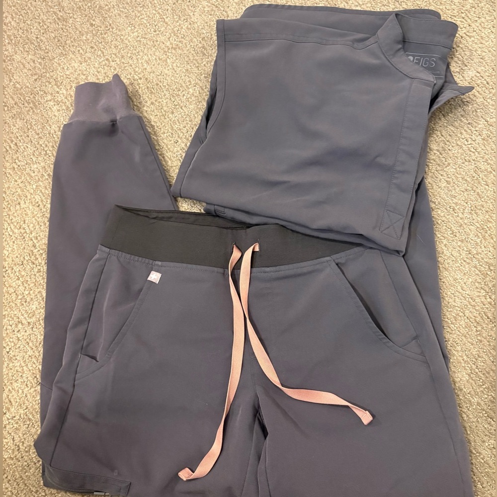Figs Charcoal Scrub Set with Blush Drawstring